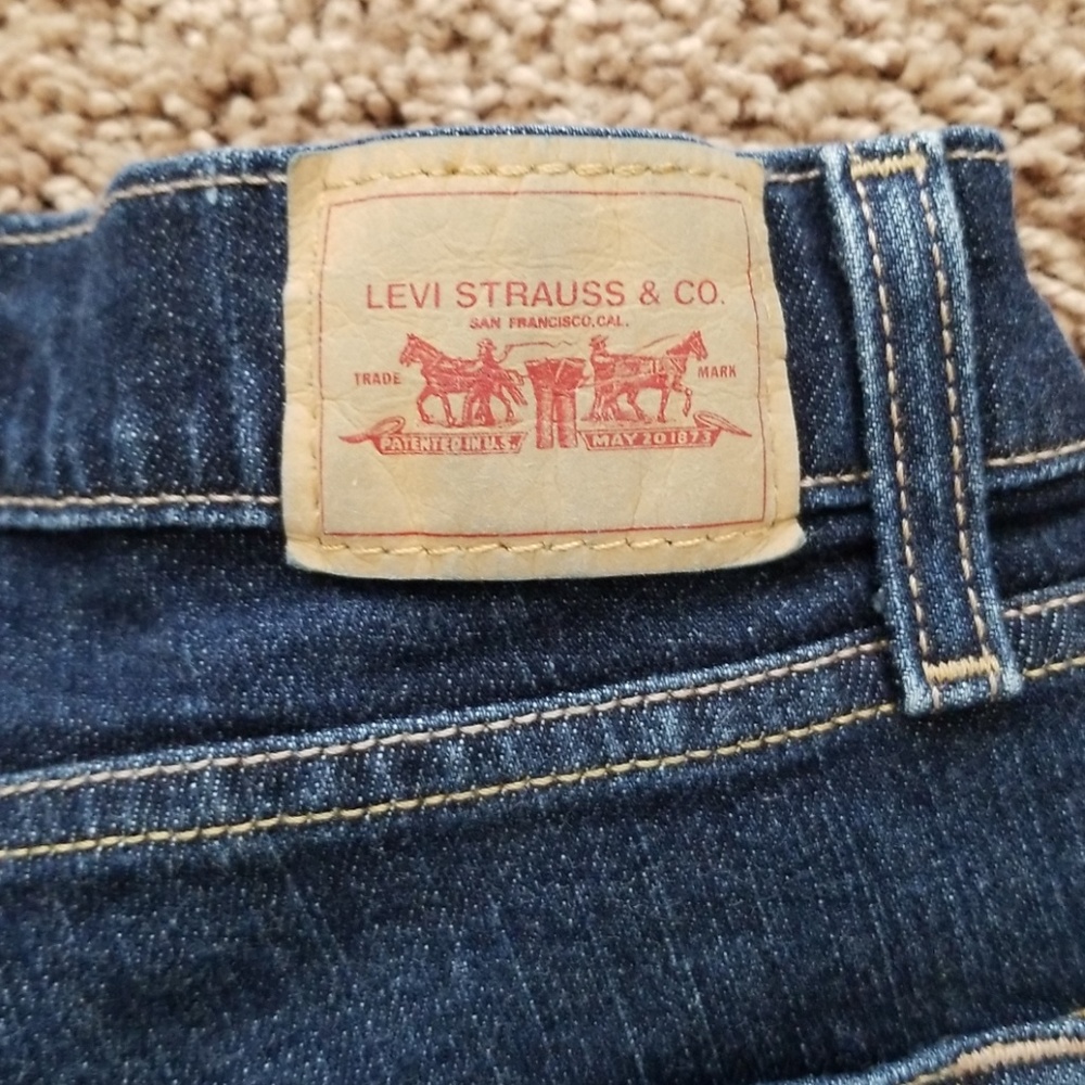 Women's Curvy Cut Levi's Jeans - Picture 5 of 8
